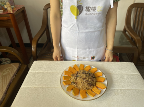 将牛肉饭摆南瓜中间