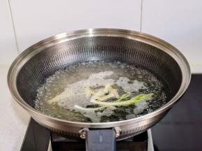锅中加水，葱姜烧开。