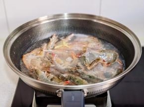 倒入基围虾。