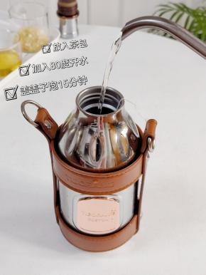 红茶包放入保温杯中加入80度开水泡15分钟。