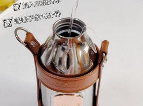 红茶包放入保温杯中加入80度开水泡15分钟。