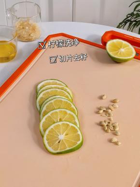 柠檬洗净切片去籽。