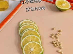 柠檬洗净切片去籽。