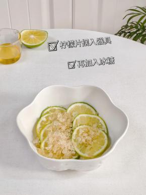 柠檬片放入器具中，加入冰糖。