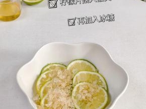 柠檬片放入器具中，加入冰糖。