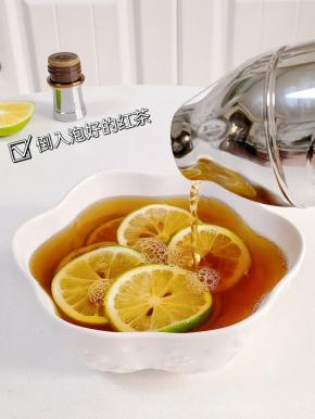 倒入泡好的红茶搅拌均匀。