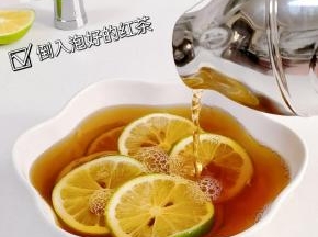 倒入泡好的红茶搅拌均匀。