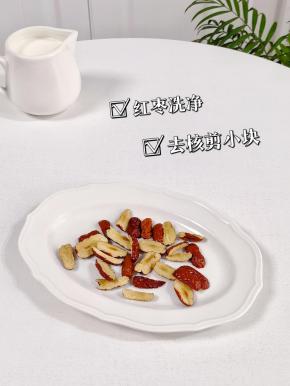 红枣洗净去核剪小块。