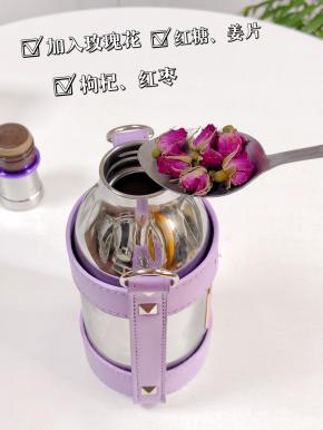 玫瑰花，枸杞，红枣，姜片，红糖倒入杯中。