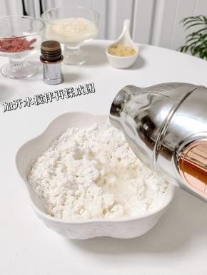 糯米粉中分次加入开水，搅拌絮状再揉成团。