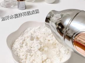 糯米粉中分次加入开水，搅拌絮状再揉成团。