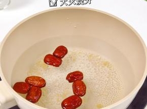 锅中+红枣，冰糖烧开，