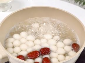 下小圆子煮至浮起+酒酿。