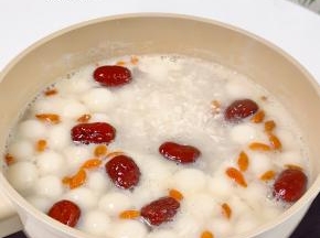 加入枸杞，水淀粉枸杞浓稠关火。