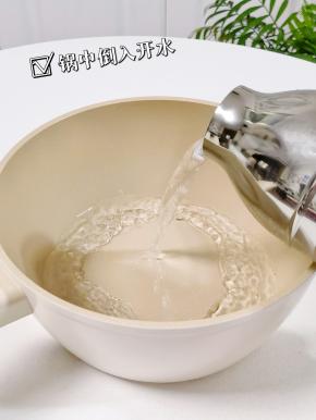 锅中倒入开水。