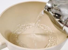 锅中倒入开水。