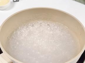 倒入西米煮至半透明焖15分钟。