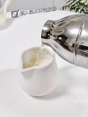 温水冲泡奶粉。