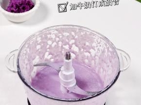 半个紫薯+炼乳+冲好的奶粉打成奶昔。