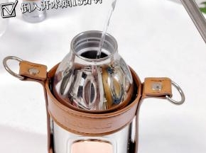 银耳，冰糖倒入保温杯+开水焖15分钟。