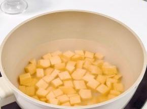 红薯切丁煮熟。