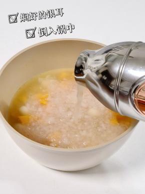 焖好的银耳倒入锅中搅拌均匀。
