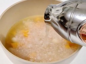 焖好的银耳倒入锅中搅拌均匀。