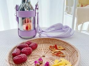 准备好红枣，生姜【生姜选用这种黄皮的】陈皮，干玫瑰花。