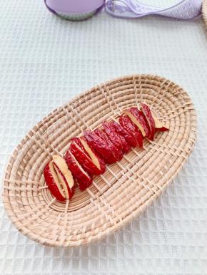 红枣洗干净，用剪刀剪成小块。