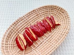 红枣洗干净，用剪刀剪成小块。