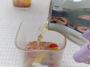 泡了2小时的姜枣养生茶就可以开喝了！