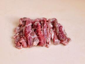牛肉切丝。