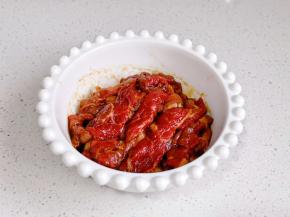 加料酒+生抽+蚝油+淀粉+胡椒粉搅匀，腌制10分钟。