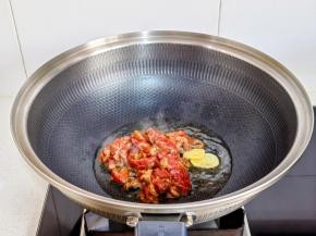 起油锅加入姜片和肉丝。