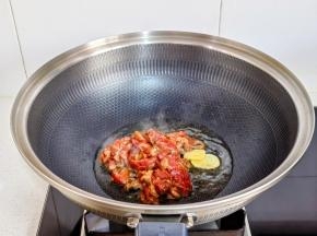 起油锅加入姜片和肉丝。