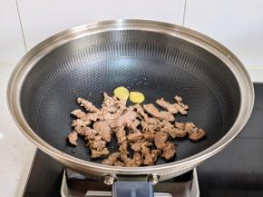 快速翻炒变色，温水冲洗再倒入锅中。