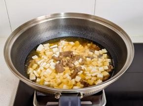 加入开水和豆腐烧开。