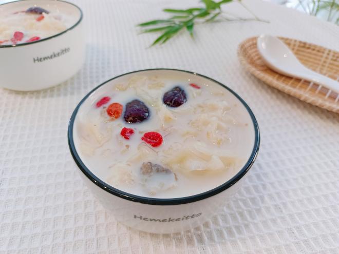 牛奶银耳红枣羹