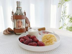 今天准备了银耳，红枣，牛奶，枸杞，冰糖。