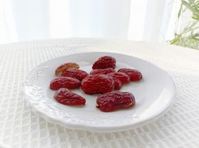 红枣剪小块，去核备用。