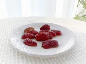 红枣剪小块，去核备用。