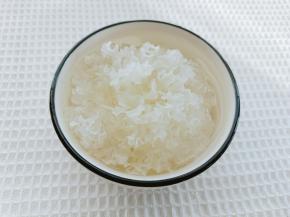 银耳冷水泡发一小时。