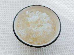 银耳冷水泡发一小时。