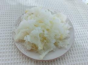 泡发好的银耳撕小块，加一勺淀粉清洗干净备用。