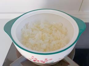 准备一个炖锅，银耳放入锅里