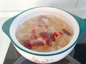 开大火煮开，转中火炖煮一小时后加入枸杞，冰糖【炖煮到半小时后，用勺子转圈搅拌，更加容易出胶】