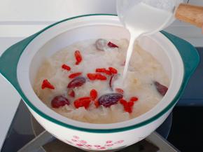 最后加一点爱吃的牛奶或者椰奶再煮一分钟即可！