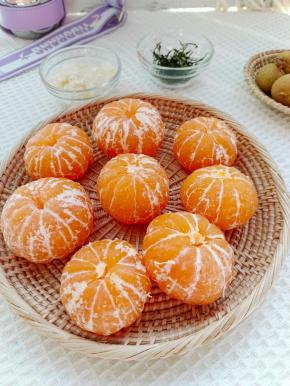 橘子去皮，筋膜不用撕。