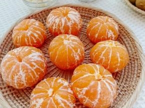 橘子去皮，筋膜不用撕。