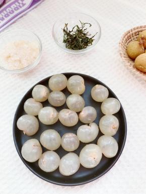 桂圆清洗一下【有的外壳会有一点点碎粒】剥壳，